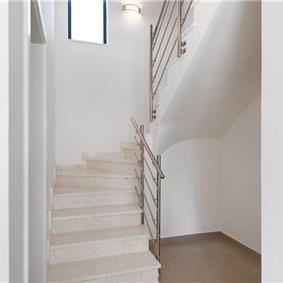 4 Bedroom Villa with Pool near Vodice town, Sibenik Riviera, sleeps 8